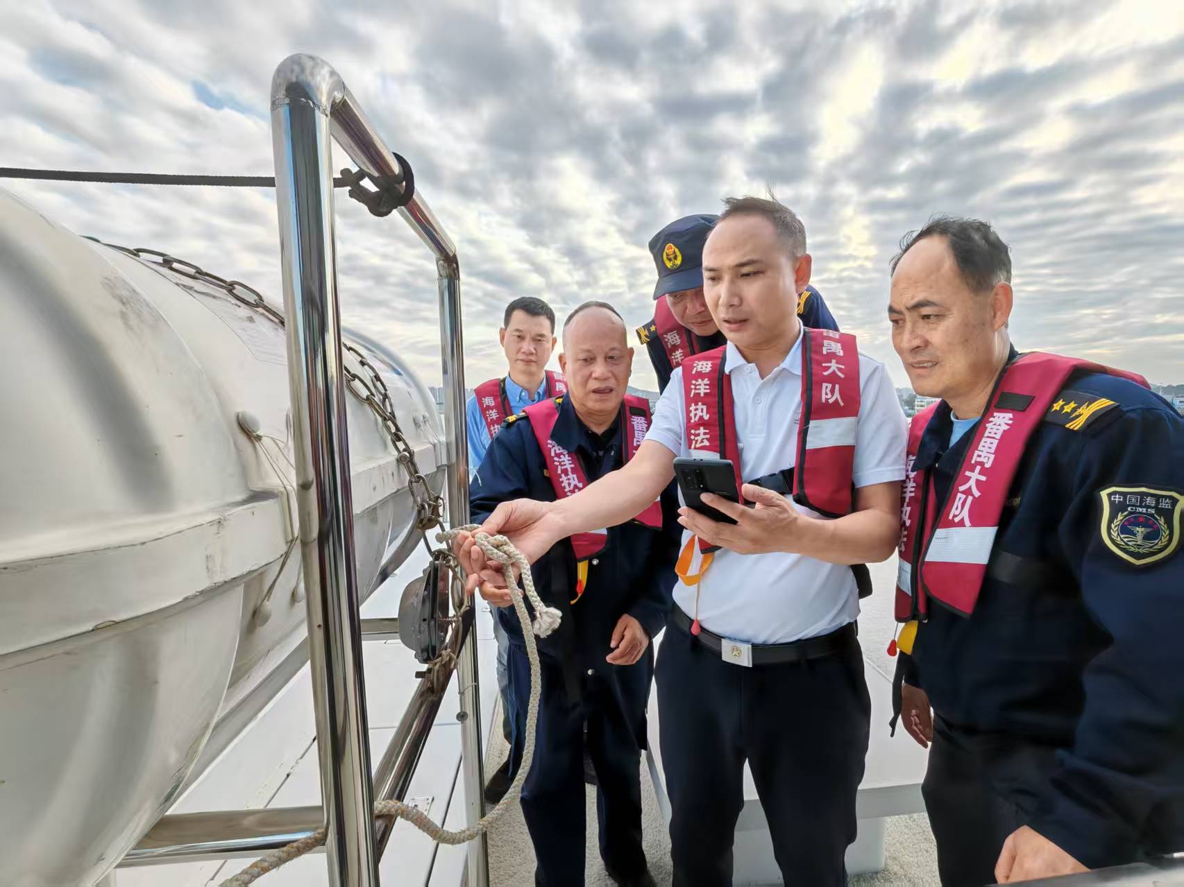 图二：专家组现场指导渔船安全设施设备使用1939.jpg