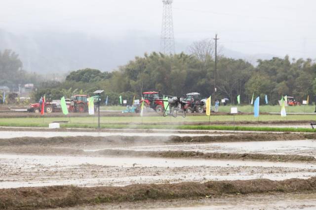 6 无人农场作业.jpg